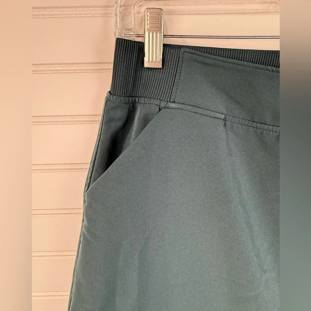 32 Degrees women’s dark green skort. Size Medium - Picture 3 of 5
